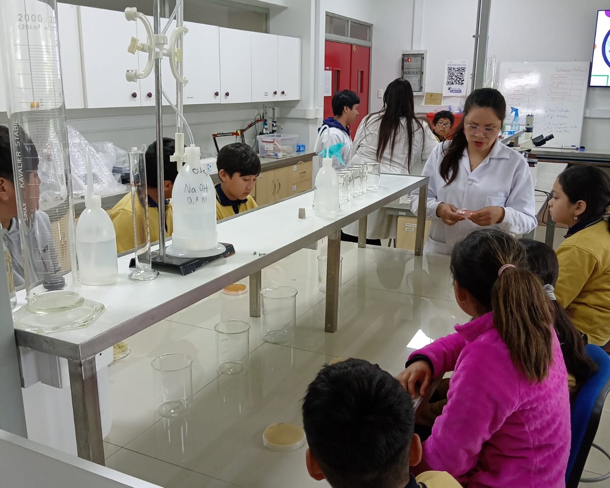 La ciencia llega al aula rural: académico ULagos acerca la biotecnología y la investigación a escuelas